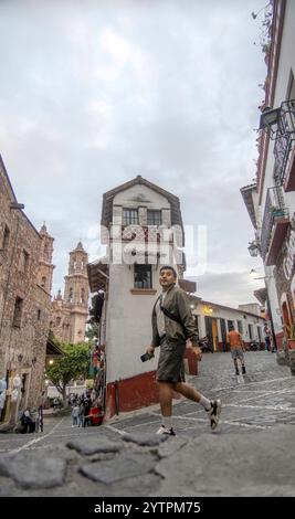 I visitatori passeggiano per le affascinanti strade di Taxco de Alarcon, noto per il suo ricco patrimonio artistico e l'architettura coloniale. Nelle vicinanze, lo splendido Foto Stock