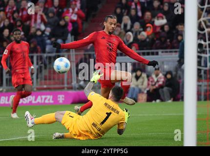 Monaco, Germania. 7 dicembre 2024. 1) il portiere dell'FC Heidenheim 1846 Kevin Mueller (in basso) salta durante la partita di calcio della Bundesliga tedesca tra Bayern Monaco e 1. FC Heidenheim 1846 a Monaco, Germania, 7 dicembre 2024. Crediti: Philippe Ruiz/Xinhua/Alamy Live News Foto Stock