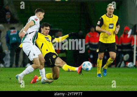 Moenchengladbach, Germania. 7 dicembre 2024. Giovanni Reyna (davanti R) del Borussia Dortmund si batte per il pallone durante la partita di prima divisione della Bundesliga tra Borussia Moenchengladbach e Borussia Dortmund a Moenchengladbach, Germania, 7 dicembre 2024. Crediti: Joachim Bywaletz/Xinhua/Alamy Live News Foto Stock