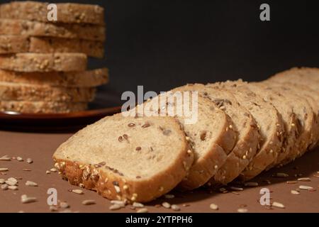 Pane di farina integrale e semi di girasole, lino, sesamo. Idea creativa del cibo, texture di sfondo Foto Stock