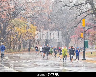 L'annuale "Turkey Trot" di 5 miglia del giorno del Ringraziamento del 2024 a Prospect Park Brooklyn era accompagnato da pioggia battente. Foto Stock