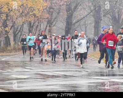 L'annuale "Turkey Trot" di 5 miglia del giorno del Ringraziamento del 2024 a Prospect Park Brooklyn era accompagnato da pioggia battente. Foto Stock