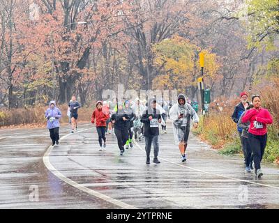 L'annuale "Turkey Trot" di 5 miglia del giorno del Ringraziamento del 2024 a Prospect Park Brooklyn era accompagnato da pioggia battente. Foto Stock