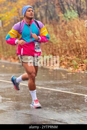 L'annuale "Turkey Trot" di 5 miglia del giorno del Ringraziamento del 2024 a Prospect Park Brooklyn era accompagnato da pioggia battente. Foto Stock