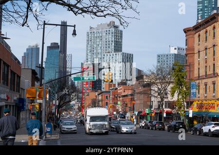 Guardando verso il centro cittadino di Brooklyn su Flatbush Avenue alla 7th Avenue, ai margini del quartiere Park Slope a Brooklyn, New York. Foto Stock