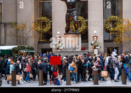 Folle di turisti e newyorkesi che camminano lungo la Fifth Avenue durante il Black Friday l'inizio non ufficiale della stagione dello shopping natalizio a New York City. Foto Stock