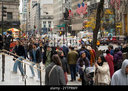 Folle di turisti e newyorkesi che camminano lungo la Fifth Avenue durante il Black Friday l'inizio non ufficiale della stagione dello shopping natalizio a New York City. Foto Stock