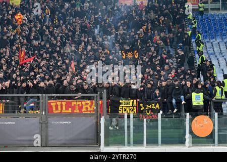 Roma, Italia. 7 dicembre 2024. Stadio Olimpico, Roma, Italia - i tifosi leccesi durante la partita di calcio Enilive di serie A, Roma vs Lecce, 7 dic 2024 (foto di Roberto Ramaccia/Sipa USA) crediti: SIPA USA/Alamy Live News Foto Stock