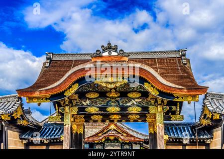 Ingresso colorato ornato porta di Karamon Castello Nijo Kyoto Giappone. Completato nel 1626 dalla Tokugawa Shoguns. Nel 1867 Castle tornò all'imperatore. Crisantemo Foto Stock