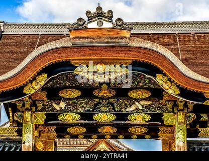 Ingresso colorato ornato porta di Karamon Castello Nijo Kyoto Giappone. Completato nel 1626 dalla Tokugawa Shoguns. Nel 1867 Castle tornò all'imperatore. Crisantemo Foto Stock