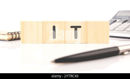 Tecnologia dell'informazione. Abbreviazione scritta su cubi di legno in una composizione con calcolatrice, penna, taccuino su sfondo bianco. Foto Stock