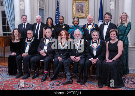 Da sinistra a destra in alto: Segretario di Stato degli Stati Uniti Antony Blinken David M. Rubenstein, Presidente del Consiglio, John F. Kennedy Center for the Performing Arts Michelle Ebanks, Kamilah Forbes, e Jonelle Procope, in rappresentanza dell'Apollo e Billy Kreutzmann della leggendaria rock band americana The Grateful Dead David Jammy e Liz Kelly, fatto spolverato da sinistra a destra in basso: Evan Ryan, trombettista jazz, pianista, e il compositore Arturo Sandoval acclamato regista e regista Francis Ford Coppola cantautore blues rock e chitarrista Bonnie Raitt e Bobby Weir e Mickey Hart of Foto Stock