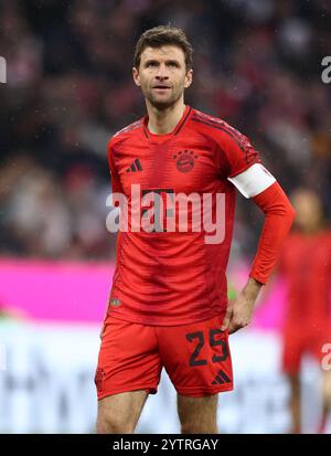 MONACO DI BAVIERA, GERMANIA - 07 DICEMBRE: Thomas Mueller del Bayern Muenchen viene infortunato nella partita e deve essere sostituito durante la partita di Bundesliga tra il Bayern München e il 1. FC Heidenheim 1846 all'Allianz Arena il 7 dicembre 2024 a Monaco, Germania. © diebilderwelt / Alamy Stock Foto Stock