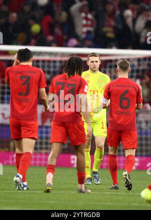 MONACO DI BAVIERA, GERMANIA - 07 DICEMBRE: Daniel Peretz del Bayern Muenchen festeggia con min Jae Kim del Bayern Muenchen Sacha Boey del Bayern Muenchen, Joshua Kimmich del Bayern Muenchen dopo la vittoria della squadra durante la partita di Bundesliga tra FC Bayern München e 1. FC Heidenheim 1846 all'Allianz Arena il 7 dicembre 2024 a Monaco, Germania. © diebilderwelt / Alamy Stock Foto Stock