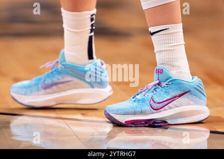 Brooklyn, New York, Stati Uniti. 7 dicembre 2024. La guardia degli UConn Huskies PAIGE BUECKERS (5) debutta con la sua nuova Nike Player Edition G.T. Hustle 3 contro i Louisville Cardinals. (Immagine di credito: © Jordan Bank/ZUMA Press Wire) SOLO PER USO EDITORIALE! Non per USO commerciale! Crediti: ZUMA Press, Inc./Alamy Live News Foto Stock