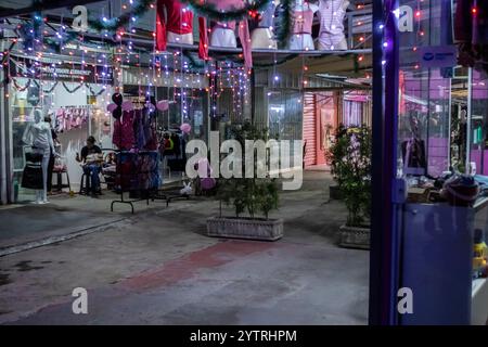 Marilia, San Paolo, Brasile, 6 dicembre 2024. Movimento notturno nel commercio popolare per lo shopping natalizio nel centro della città di Marilia Foto Stock