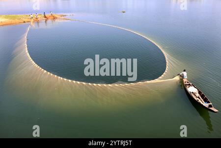 Rangamati, lago Rangamati, Bangladesh. 7 dicembre 2024. I pescatori sono impegnati a pescare nel lago artificiale Kaptai nel distretto di Rangamati in Bangladesh durante la stagione invernale. Uno dei più grandi laghi artificiali d'acqua dolce dell'Asia meridionale, si estende su un'area di ''‹''', a circa 54.000 acri sulle pendici delle colline. Piccole specie di pesci sono abbondanti nel lago Kaptai. Il 95% dei pesci nel lago sono Kechki, Chapila, Mala. Le 9 specie di pesci esotici includono Grasscarp, Silver Carp, Bighead Carp, Carpio, Thai Sarputi, Thai Pangash, Mozambico Tilapia, Nilotica Tilapia. Ci sono più di 27.000 registri Foto Stock