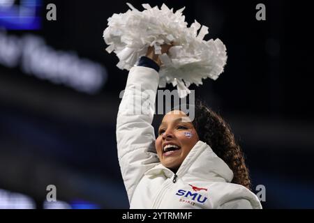 Charlotte, North Carolina, Stati Uniti. 7 dicembre 2024. Una cheerleader dei Southern Methodist Mustangs applaude durante il secondo quarto della partita del campionato NCAA ACC del 2024 tra SMU Mustangs e i Clemson Tigers al Bank of America Stadium di Charlotte, North Carolina, il 7 dicembre 2024. (Immagine di credito: © Cory Knowlton/ZUMA Press Wire) SOLO PER USO EDITORIALE! Non per USO commerciale! Crediti: ZUMA Press, Inc./Alamy Live News Foto Stock