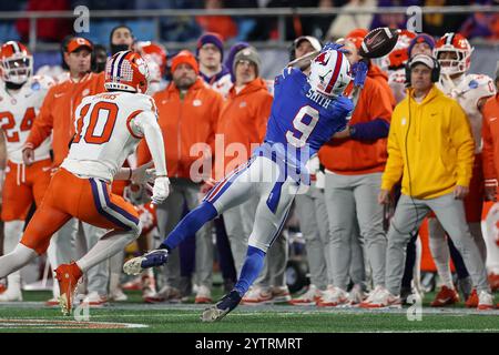 Charlotte, North Carolina, Stati Uniti. 7 dicembre 2024. Il wide receiver del Southern Methodist Mustangs KEY'SHAWN SMITH (9) non riesce a prendere durante il secondo quarto della partita del campionato NCAA ACC del 2024 tra SMU Mustangs e i Clemson Tigers al Bank of America Stadium di Charlotte, North Carolina, il 7 dicembre 2024. (Immagine di credito: © Cory Knowlton/ZUMA Press Wire) SOLO PER USO EDITORIALE! Non per USO commerciale! Crediti: ZUMA Press, Inc./Alamy Live News Foto Stock