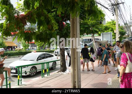 Bangkok, Thailandia - 16 novembre 2024: Passeggiata turistica a piedi nella zona pedonale di fronte al mercato del fine settimana di chatuchak Foto Stock