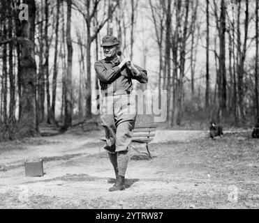 Thomas Watt Gregory, procuratore generale degli Stati Uniti, giocare a golf 10 aprile 1920. Foto Stock