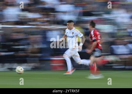 Carson, California, Stati Uniti. 7 dicembre 2024. L'attaccante dei Los Angeles Galaxy GABRIEL PEC (11) fa un dribbling durante la partita di campionato della MLS Cup tra i New York Red Bulls e i Los Angeles Galaxy al Dignity Health Sports Park di Carson, California. (Immagine di credito: © Brenton TSE/ZUMA Press Wire) SOLO PER USO EDITORIALE! Non per USO commerciale! Foto Stock