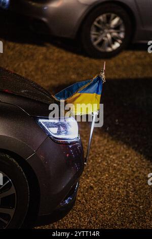 Parigi, Francia. 7 dicembre 2024. Una bandiera Ucraina vista sull'auto presidenziale Ucraina durante l'incontro tra Volodymyr Zelensky e il presidente francese Emmanuel Macron, all'Elysée Palace. Il presidente ucraino Volodymyr Zelensky e il neoeletto presidente degli Stati Uniti Donald Trump lasciano l'Elysée Palace dopo aver incontrato il presidente francese Emmanuel Macron prima della riapertura della cattedrale di Notre Dame. Credito: SOPA Images Limited/Alamy Live News Foto Stock