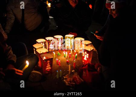 Bogotà, Colombia. 7 dicembre 2024. Le persone illuminano le candele durante la tradizione "Noche de Velitas" che segna l'inizio del periodo natalizio a Bogotà Plaza de Bolivar il 7 dicembre 2024, a Bogotà, Colombia. La gente in Colombia celebra l'inizio della stagione natalizia celebrando una notte che accende le candele come tradizione. Foto di: Sebastian Barros/Long Visual Press credito: Long Visual Press/Alamy Live News Foto Stock