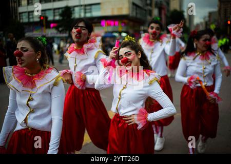 Bogotà, Colombia. 7 dicembre 2024. Un gruppo di artisti si esibisce come clown di natale durante una parata il 7 dicembre 2024 a Bogotà, Colombia. La gente in Colombia celebra l'inizio della stagione natalizia celebrando una notte che accende le candele come tradizione. Foto di: Sebastian Barros/Long Visual Press credito: Long Visual Press/Alamy Live News Foto Stock