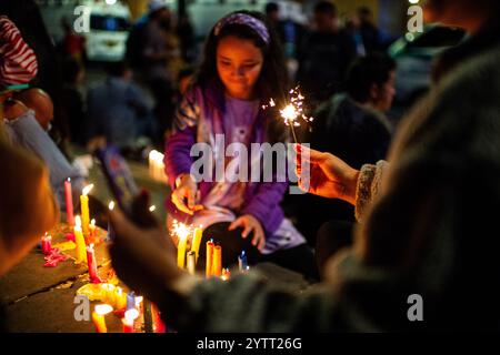 Bogotà, Colombia. 7 dicembre 2024. Le persone illuminano le candele durante la tradizione "Noche de Velitas" che segna l'inizio del periodo natalizio a Bogotà Plaza de Bolivar il 7 dicembre 2024, a Bogotà, Colombia. La gente in Colombia celebra l'inizio della stagione natalizia celebrando una notte che accende le candele come tradizione. Foto di: Sebastian Barros/Long Visual Press credito: Long Visual Press/Alamy Live News Foto Stock