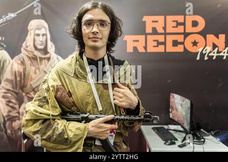 Krasnogorsk, Russia. 1 dicembre 2024. Lo sviluppatore del gioco "Red Recoon: 1944" Vladimir Klevtsov presso lo stand dell'azienda "Varags" durante la mostra. RED Expo è la più grande fiera internazionale di intrattenimento interattivo in Russia. Dal 28 novembre al 1° dicembre 2024, riunisce creatori e distributori di videogiochi, produttori di contenuti correlati, cosplayer, appassionati di videogiochi e altri partecipanti al settore del gaming presso il complesso espositivo Crocus Expo. Credito: SOPA Images Limited/Alamy Live News Foto Stock