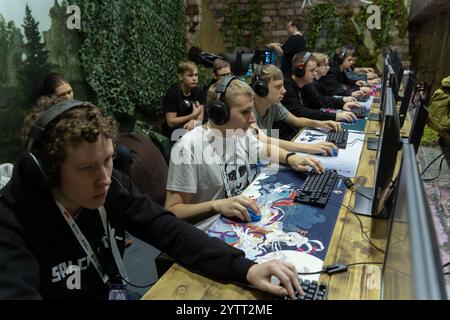 Krasnogorsk, Russia. 1 dicembre 2024. I fan del gioco Starcraft sono stati visti allo stand del gioco durante la mostra. RED Expo è la più grande fiera internazionale di intrattenimento interattivo in Russia. Dal 28 novembre al 1° dicembre 2024, riunisce creatori e distributori di videogiochi, produttori di contenuti correlati, cosplayer, appassionati di videogiochi e altri partecipanti al settore del gaming presso il complesso espositivo Crocus Expo. Credito: SOPA Images Limited/Alamy Live News Foto Stock