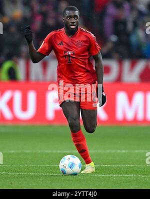 Monaco, Germania. 7 dicembre 2024. Calcio: Bundesliga, Bayern Monaco - 1. FC Heidenheim, giorno 13 all'Allianz Arena. Dayot Upamecano di Monaco gioca la palla. Credito: Sven Hoppe/dpa - NOTA IMPORTANTE: In conformità con le normative della DFL German Football League e della DFB German Football Association, è vietato utilizzare o far utilizzare fotografie scattate nello stadio e/o della partita sotto forma di immagini sequenziali e/o serie di foto simili a video./dpa/Alamy Live News Foto Stock