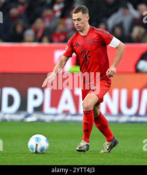 Monaco, Germania. 7 dicembre 2024. Calcio: Bundesliga, Bayern Monaco - 1. FC Heidenheim, giorno 13 all'Allianz Arena. Joshua Kimmich di Monaco gioca la palla. Credito: Sven Hoppe/dpa - NOTA IMPORTANTE: In conformità con le normative della DFL German Football League e della DFB German Football Association, è vietato utilizzare o far utilizzare fotografie scattate nello stadio e/o della partita sotto forma di immagini sequenziali e/o serie di foto simili a video./dpa/Alamy Live News Foto Stock