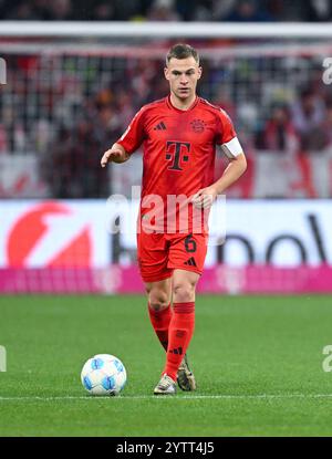 Monaco, Germania. 7 dicembre 2024. Calcio: Bundesliga, Bayern Monaco - 1. FC Heidenheim, giorno 13 all'Allianz Arena. Joshua Kimmich di Monaco gioca la palla. Credito: Sven Hoppe/dpa - NOTA IMPORTANTE: In conformità con le normative della DFL German Football League e della DFB German Football Association, è vietato utilizzare o far utilizzare fotografie scattate nello stadio e/o della partita sotto forma di immagini sequenziali e/o serie di foto simili a video./dpa/Alamy Live News Foto Stock