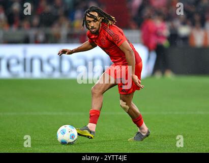 Monaco, Germania. 7 dicembre 2024. Calcio: Bundesliga, Bayern Monaco - 1. FC Heidenheim, giorno 13 all'Allianz Arena. Sacha Boey di Monaco gioca la palla. Credito: Sven Hoppe/dpa - NOTA IMPORTANTE: In conformità con le normative della DFL German Football League e della DFB German Football Association, è vietato utilizzare o far utilizzare fotografie scattate nello stadio e/o della partita sotto forma di immagini sequenziali e/o serie di foto simili a video./dpa/Alamy Live News Foto Stock