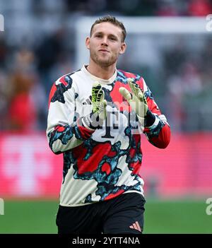 Monaco, Germania. 7 dicembre 2024. Calcio: Bundesliga, Bayern Monaco - 1. FC Heidenheim, giorno 13 all'Allianz Arena. Il portiere Daniel Peretz di Monaco si scalda. Credito: Sven Hoppe/dpa - NOTA IMPORTANTE: In conformità con le normative della DFL German Football League e della DFB German Football Association, è vietato utilizzare o far utilizzare fotografie scattate nello stadio e/o della partita sotto forma di immagini sequenziali e/o serie di foto simili a video./dpa/Alamy Live News Foto Stock