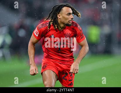 Monaco, Germania. 7 dicembre 2024. Calcio: Bundesliga, Bayern Monaco - 1. FC Heidenheim, giorno 13 all'Allianz Arena. Sacha Boey di Monaco in azione. Credito: Sven Hoppe/dpa - NOTA IMPORTANTE: In conformità con le normative della DFL German Football League e della DFB German Football Association, è vietato utilizzare o far utilizzare fotografie scattate nello stadio e/o della partita sotto forma di immagini sequenziali e/o serie di foto simili a video./dpa/Alamy Live News Foto Stock