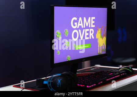 Krasnogorsk, Russia. 1 dicembre 2024. L'iscrizione "GAME OVER" sul monitor del computer di gioco durante la mostra. RED Expo è la più grande fiera internazionale di intrattenimento interattivo in Russia. Dal 28 novembre al 1° dicembre 2024, riunisce creatori e distributori di videogiochi, produttori di contenuti correlati, cosplayer, appassionati di videogiochi e altri partecipanti al settore del gaming presso il complesso espositivo Crocus Expo. (Foto di Alexander Sayganov/SOPA Images/Sipa USA) credito: SIPA USA/Alamy Live News Foto Stock