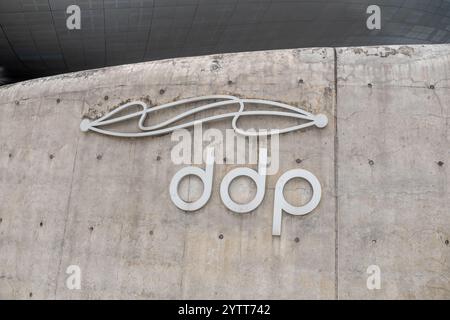 Seoul, Corea del Sud - 2 agosto 2024: Un logo di Dongdaemun Design Plaza o DDP. È stato progettato da Zaha Hadid e Samoo Foto Stock