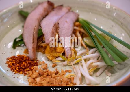 Coppetta tailandese con collo di maiale grigliato, servita sul piatto Foto Stock