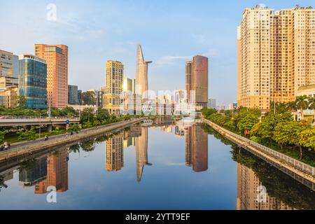 Skyline di ho chi Minh City CBD vicino al canale Ben Nghe in Vietnam Foto Stock