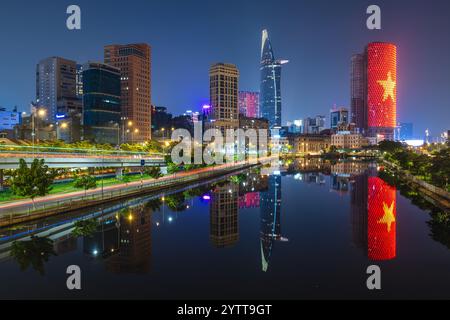 Skyline di ho chi Minh City CBD vicino al canale Ben Nghe in Vietnam Foto Stock
