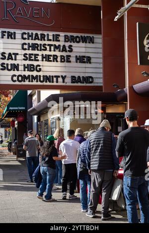 Healdsburg, Stati Uniti. 7 dicembre 2024. Le persone si allineano per la proiezione di "SEE HER BE HER" al Raven Performing Arts Theater di Healdsburg, California, il 7 dicembre 2024. Il documentario segue le vicende di sette calciatrici di baseball che si preparano per i Campionati del mondo di Thunder Bay, Ontario, Canada. (Foto di Penny Collins/NurPhoto) credito: NurPhoto SRL/Alamy Live News Foto Stock