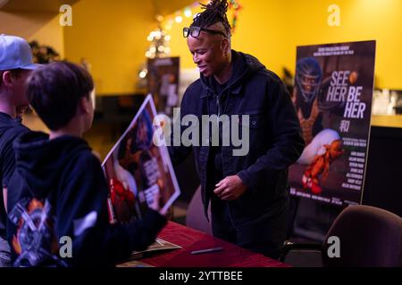 Healdsburg, Stati Uniti. 7 dicembre 2024. SEE HER BE HER, un documentario sul baseball femminile, diretto e prodotto dall'acclamato fotografo Jean Fruth, proietta al Raven Performing Arts Theater di Healdsburg, California, il 7 dicembre 2024. Tamara Holmes (a destra) insegna poster per i fan. (Foto di Penny Collins/NurPhoto) credito: NurPhoto SRL/Alamy Live News Foto Stock