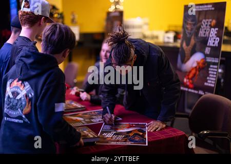 Healdsburg, Stati Uniti. 7 dicembre 2024. SEE HER BE HER, un documentario sul baseball femminile, diretto e prodotto dall'acclamato fotografo Jean Fruth, proietta al Raven Performing Arts Theater di Healdsburg, California, il 7 dicembre 2024. Tamara Holmes (a destra) insegna poster per i fan. (Foto di Penny Collins/NurPhoto) credito: NurPhoto SRL/Alamy Live News Foto Stock