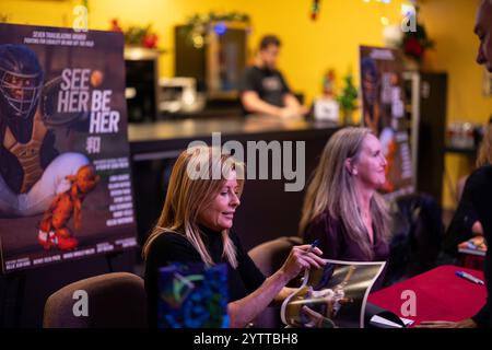 Healdsburg, Stati Uniti. 7 dicembre 2024. SEE HER BE HER, un documentario sul baseball femminile, diretto e prodotto dall'acclamato fotografo Jean Fruth, proietta al Raven Performing Arts Theater di Healdsburg, California, il 7 dicembre 2024. Jean Fruth firma copie del libro di accompagnamento. (Foto di Penny Collins/NurPhoto) credito: NurPhoto SRL/Alamy Live News Foto Stock