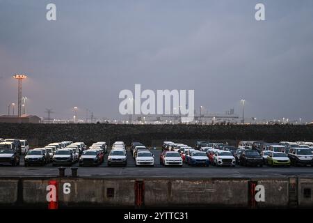 Automobilumschlag a Emden bei Volkswagen. Blick auf mehrere Pkws der Volkswagen-Gruppe. Im Hintergrund steht das Emder VW-Werk. Emden Niedersachsen Deutschland *** movimentazione di auto a Emden presso Volkswagen Vista di diverse auto del gruppo Volkswagen sullo sfondo è lo stabilimento Emden VW Emden bassa Sassonia Germania Copyright: Xdiebildwerftx Foto Stock