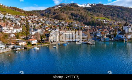 Splendido villaggio sul lago in Svizzera circondato da paesaggi alpini, architettura tradizionale svizzera e serene acque blu. Natura e cultura. Foto Stock