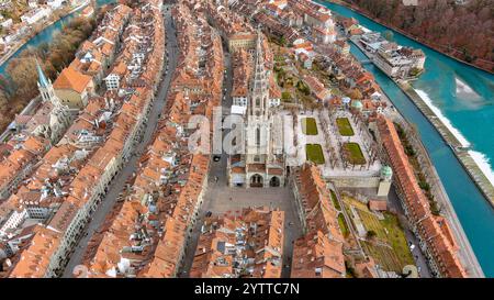 Splendida ripresa aerea della città vecchia medievale di Berna, con l'iconica cattedrale di Münster, i tetti rossi, le strade acciottolate e il fiume Aare. Foto Stock